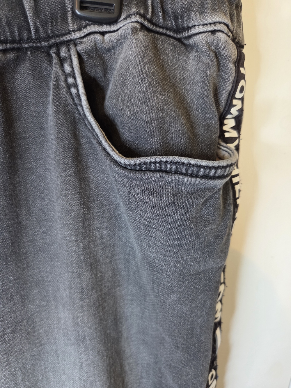 Tommy Hilfiger Men's Black Washed Jogger Jeans - Picture 11 of 12